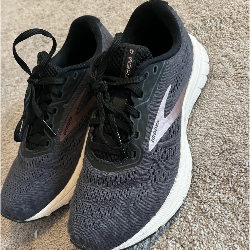 Hardly worn brooks running sneakers
